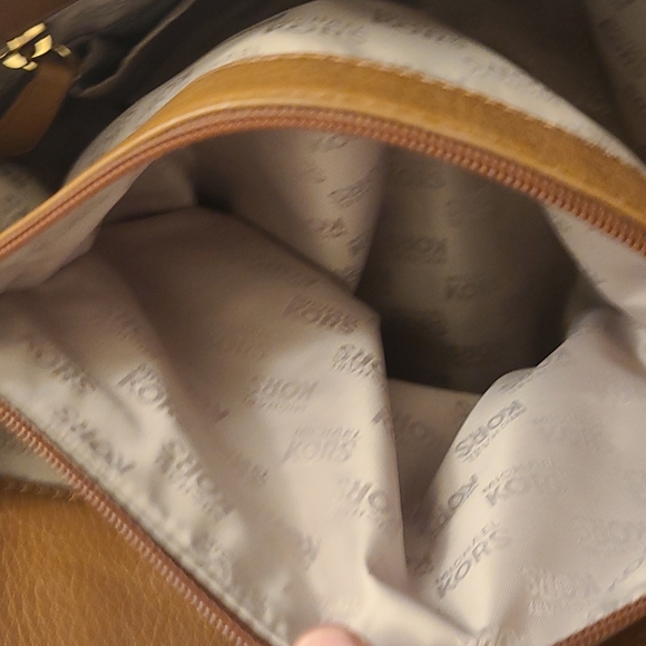 Authentic Michael Kors pebbled Leather Large Satchel - Picture 9 of 12